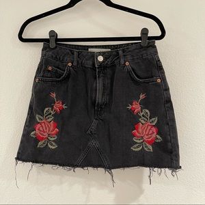 Black denim skirt with rose embroidery